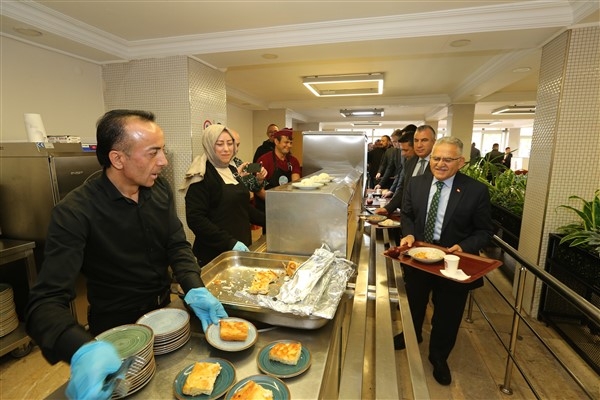 Başkan Büyükkılıç personel yemekhanesinde çalışanlarla bir araya geldi