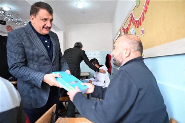 EKPSS kursiyerlerine ek kaynak kitapları dağıtıldı