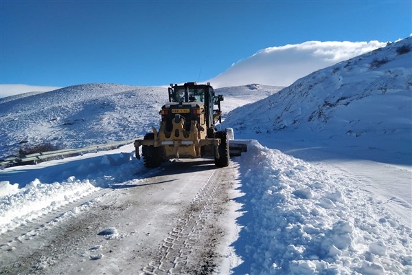 Kayseri’de kardan kapanan 256 kilometrelik yol ulaşıma açıldı