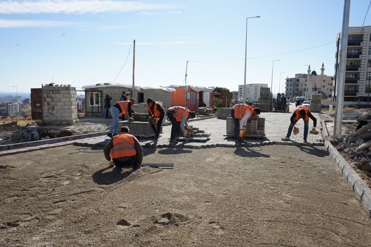 Karaköprü'de Yeni Yollar Kilitli Parkeyle Döşeniyor