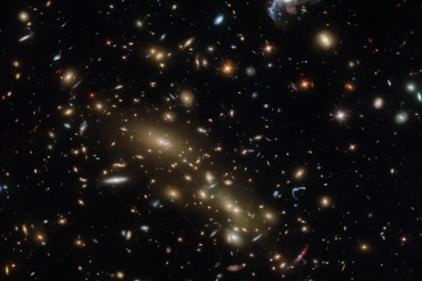 Hubble, parlayan 2 galaksi kümesini görüntülüyor