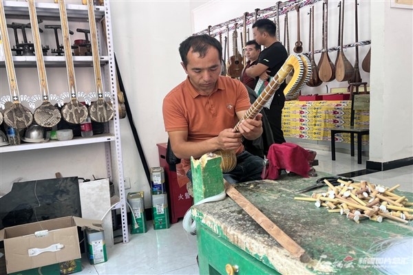 Xinjiang’ın güneyindeki Müzik Çalgıları Köyü’nde zanaatkârlar zenginleşiyor
