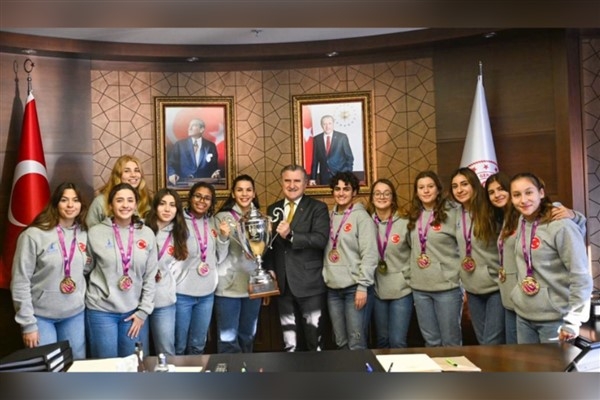 Bakan Bak, İzmir Büyükşehir Belediyespor Kadın Sutopu Takımını kabul etti