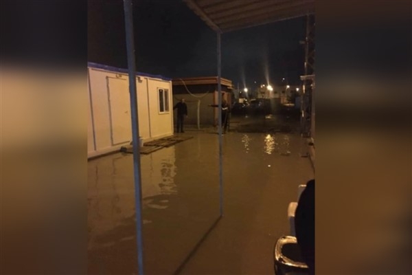 Hatay'da etkili olan yağışlar nedeniyle konteyner kentleri su bastı