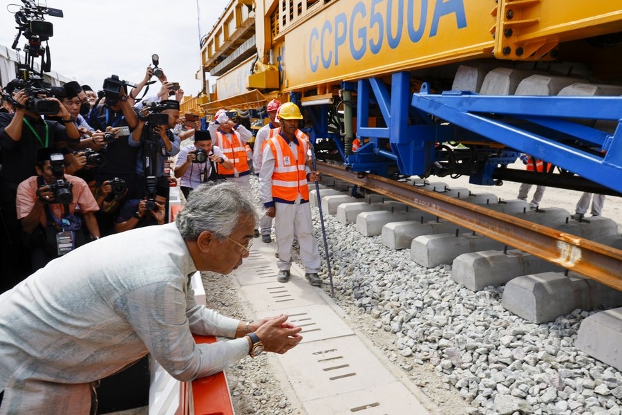 Malezya’nın mega demiryolu projesi için ilk raylar döşendi