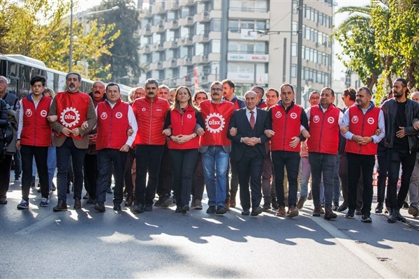 Başkan Soyer, DİSK Genel İş Sendikası işçilerinin düzenlediği yürüyüşe katıldı