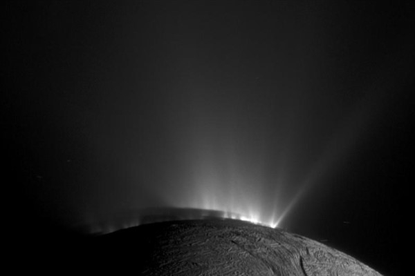 Enceladus'ta yaşamı başlatan enerji kaynağı ve molekül bulundu