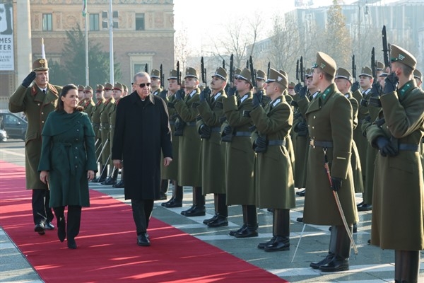 Cumhurbaşkanı Erdoğan,  Budapeşte'de Meçhul Asker Anıtı'nı ziyaret etti