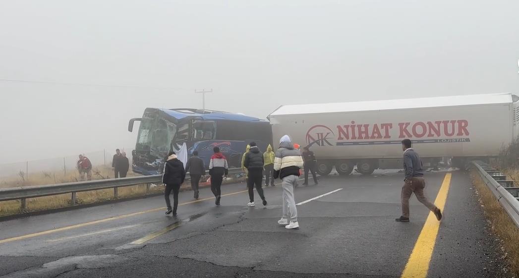 Şanlıurfa'da otobüs ve 2 tırın karıştığı kazada, 1 kişi öldü, 9 kişi yaralandı
