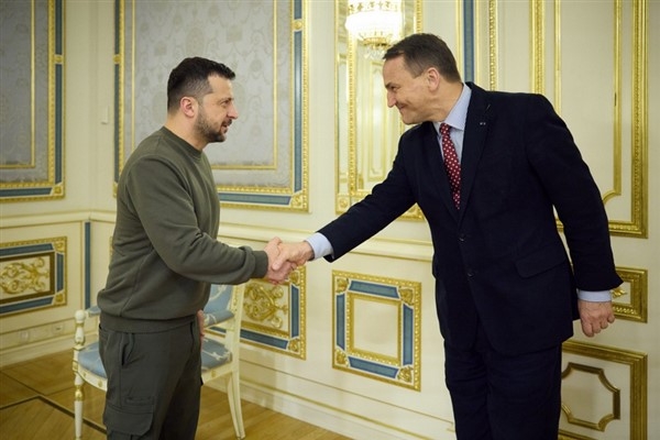 Zelenski, Polonya Dışişleri Bakanı Sikorski ile görüştü