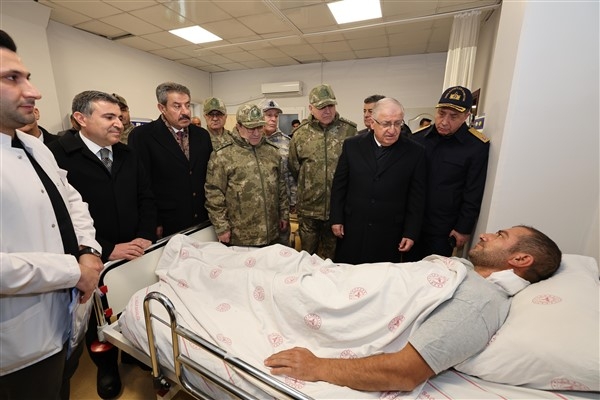 Bakan Güler, yaralı askerleri hastanede ziyaret etti