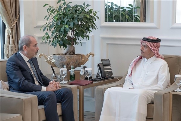 Katar Dışişleri Bakanı Al Thani, Ürdünlü mevkidaşı Safadi ile bir araya geldi