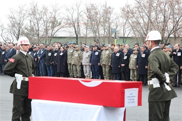 Pençe Kilit Harekatı bölgesinde şehit olan askerler için Şırnak'ta tören düzenlendi