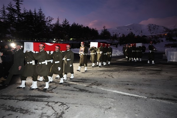 Bakan Güler ve beraberindeki komuta kademesi şehit askerlerin cenaze törenine katıldı
