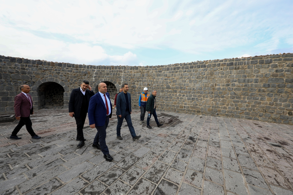 Diyarbakır'da tarihi surlardaki 70 burç restore edildi