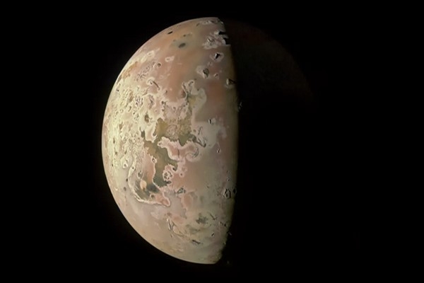 NASA'nın uzay aracı Juno, Jüpiter'in volkanik uydusu İo'ya yakından bakacak
