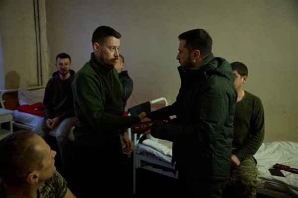 Zelenski’den Donetsk bölgesindeki askeri hastaneye ziyaret