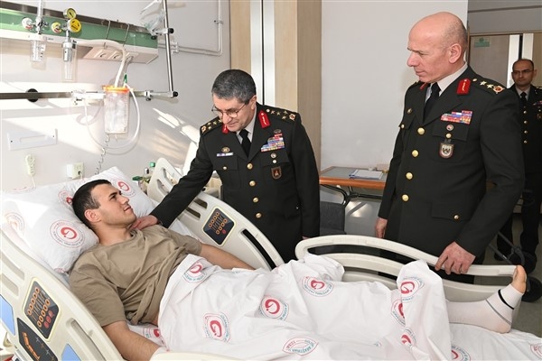 Kara Kuvvetleri Komutanı Bayraktaroğlu, tedavi gören yaralı ve gazileri ziyaret etti