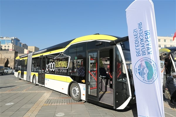 Kayseri Büyükşehir, ulaşım filosuna 15 yeni elektrikli körüklü otobüs kattı