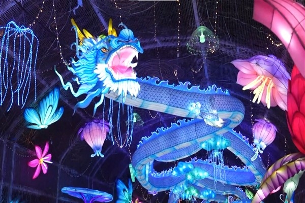 Çin'de yeni yıl tatilinin ilk günü renkli etkinliklere sahne oluyor