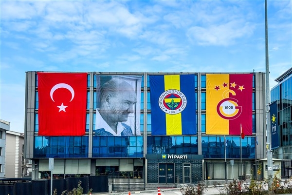 İYİ Parti Genel Merkezi'ne Fenerbahçe ve Galatasaray bayrakları asıldı
