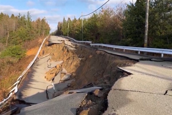 Hasarlı yollar depremin vurduğu Noto Yarımadası'nda trafiği engelliyor