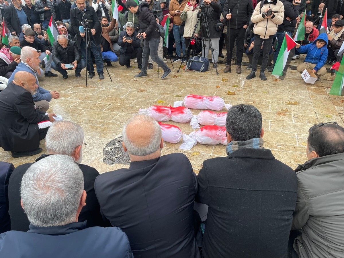Şehit Çocuk Naaşları Yanında Oturarak İsrail Protesto Edildi.