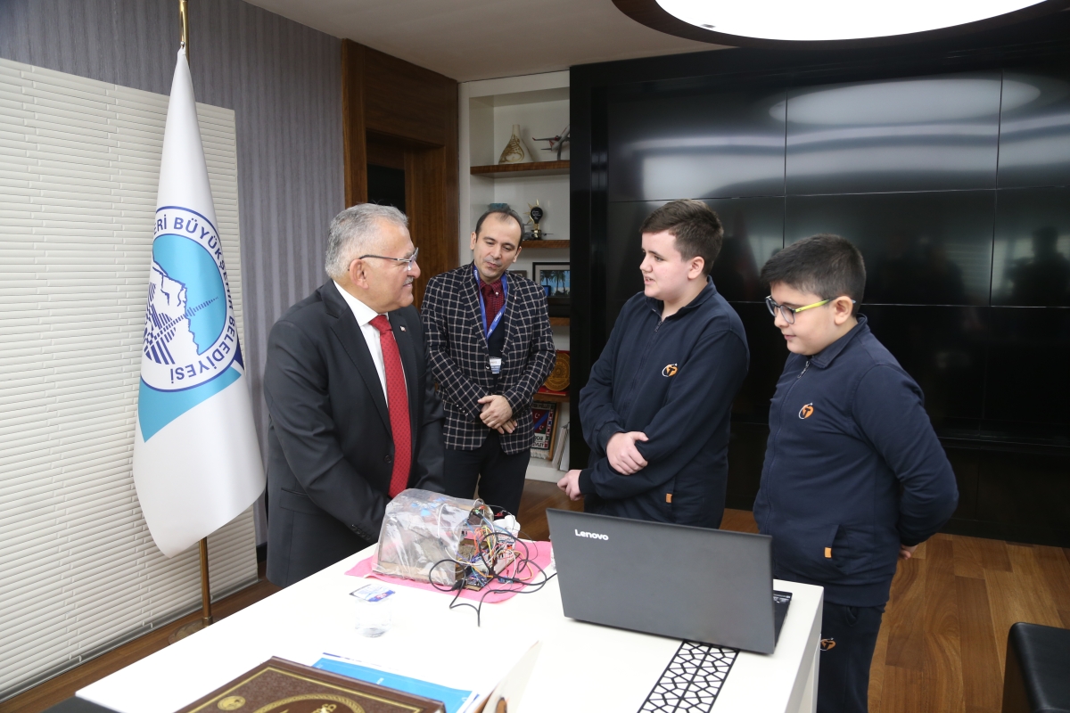 Başkan Büyükkılıç'a öğrencilerden 'Akıllı Sera' projesi sunumu