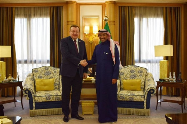 Belarus Dışişleri Bakanı Aleinik, Suudi Arabistanlı Bakan Alkhorayef ile bir araya geldi