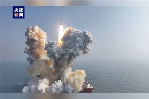 Çin dünyanın ilk tamamen katı yakıtlı roketini fırlattı