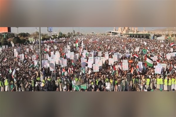 Yemen'de yüzbinlerce kişi ABD-Birleşik Krallık saldırılarını protesto etti