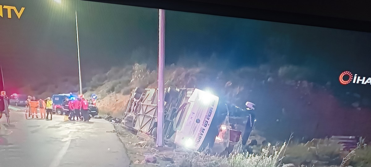 Katliam gibi kaza 9 ölü 13 ü ağır 30 Yaralı 