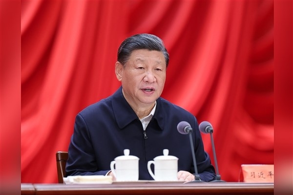 Xi'den Çin'e özgü finansal gelişme yolunun sarsılmadan izlenmesi vurgusu