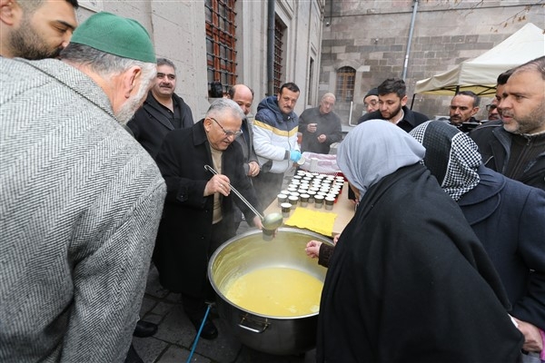 Başkan Büyükkılıç, vatandaşlara buluşarak çorba ve simit ikramında bulundu