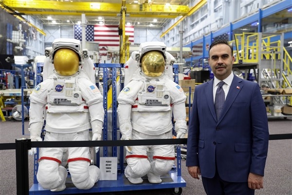 Bakan Kacır, NASA’nın Uzay Merkezi’ni ziyaret etti