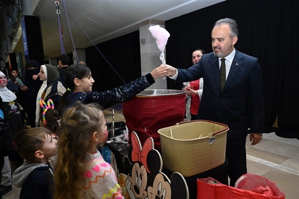 Bursa Büyükşehir Belediyesi, “Giysi Destek Çeki” dağıtımı yaptı