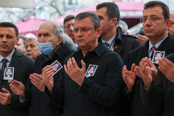 Özel, eski CHP Genel Başkanı Öymen’in eşinin cenazesine katıldı