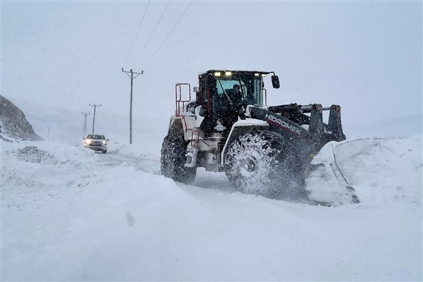 Malatya'da kardan dolayı kapanan yollar ulaşıma açılıyor