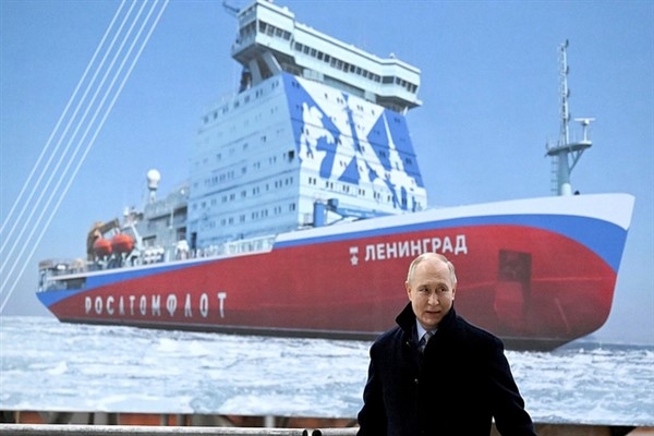 Putin, buzkıran Leningrad'ın omurga döşeme törenine katıldı