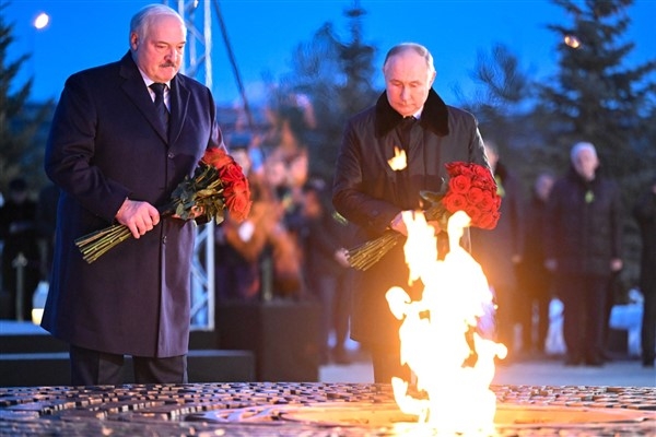 Putin ve Lukaşenko soykırım kurbanlarının anısına dikilen anıtın açılışına katıldı