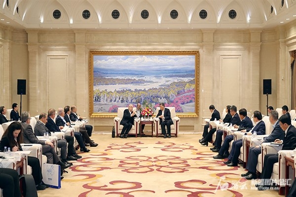 Xinjiang Parti Sekreteri Ma Türkiye'nin Beijing Büyükelçisi İ. Hakkı Musa'yla görüştü