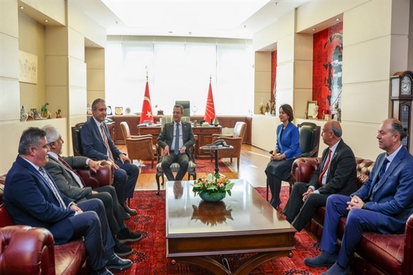 CHP Genel Başkanı Özel, Birleşik Kamu-İş Konfederasyonu heyeti ile görüştü