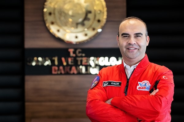 Bakan Kacır: ″İlk astronotumuz Alper Gezeravcı’yı karşılamak için biraz daha bekleyeceğiz″