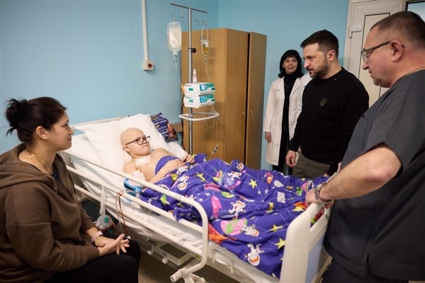 Zelenski, Ukrayna Ulusal Kanser Enstitüsü’nü ziyaret etti