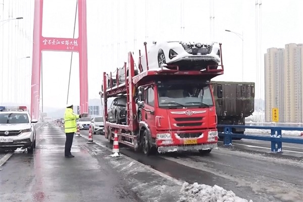 Hubei'de yoğun kar yağışı trafiği olumsuz etkiledi