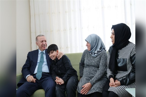 Cumhurbaşkanı Erdoğan, Kahramanmaraş'ta TOKİ konutunda ikamet eden bir aileyi ziyaret etti