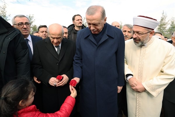 Erdoğan, Kahramanmaraş'ta depremde hayatını kaybedenlerin mezarlarını ziyaret etti