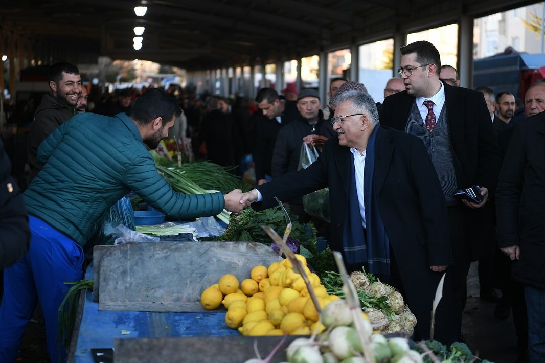 Başkan Büyükkılıç, Esenyurt semt pazarını ziyaret etti