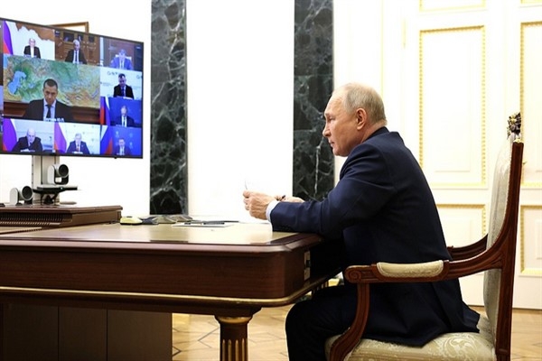 Putin, hükümet üyeleri ile toplantı düzenledi