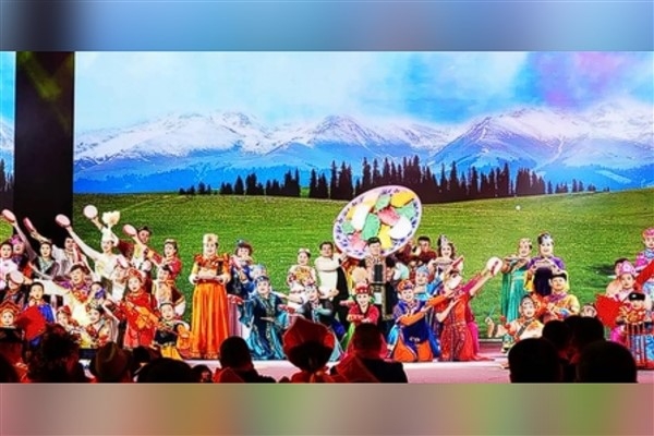 Xinjiang’ın kırsal kesimlerinde Bahar Bayramı gösterileri yapıldı